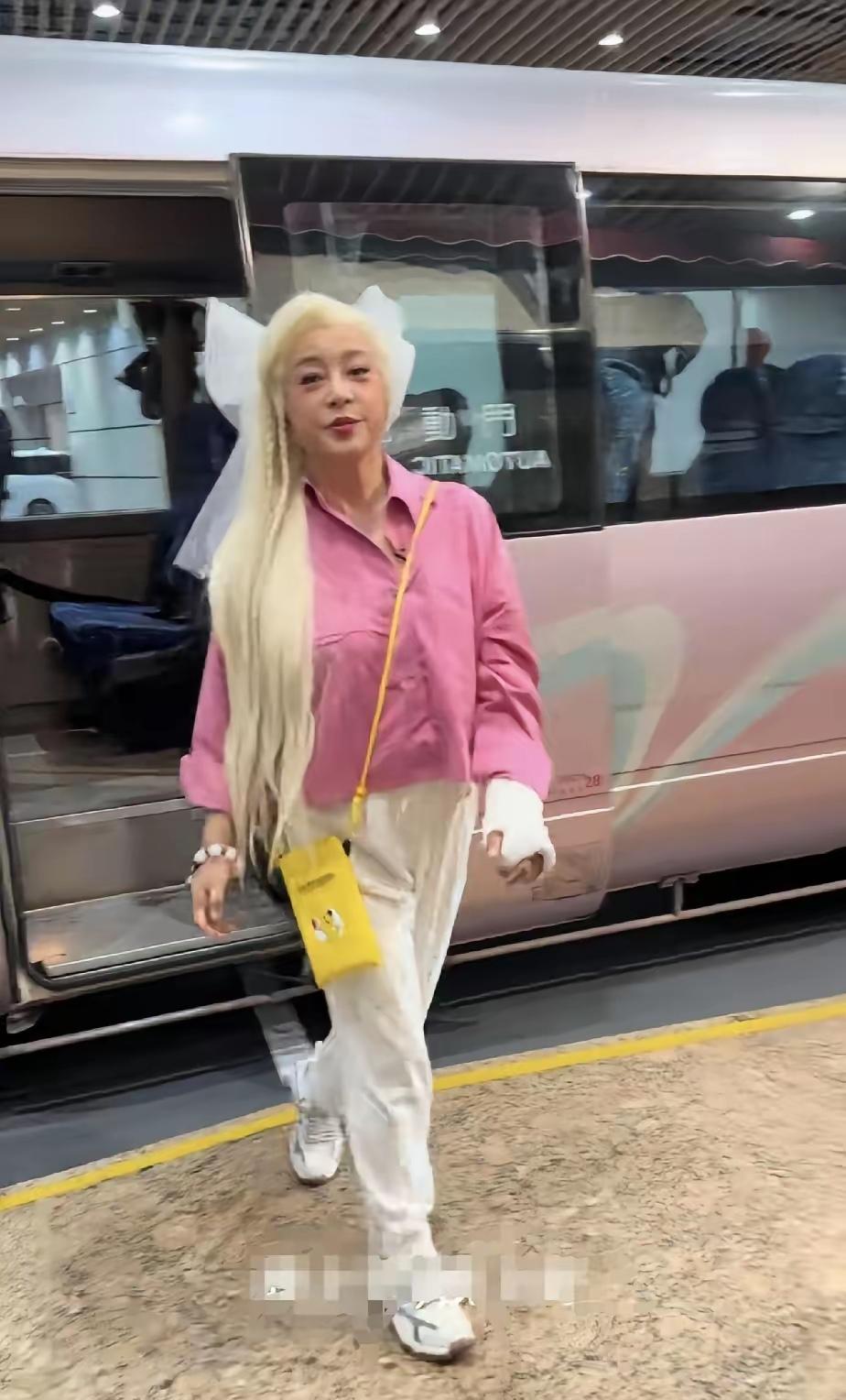 你能想象有这么个诱人挑战吗？我放话在这儿，要是你能认出来图片里（或者描述中的）她