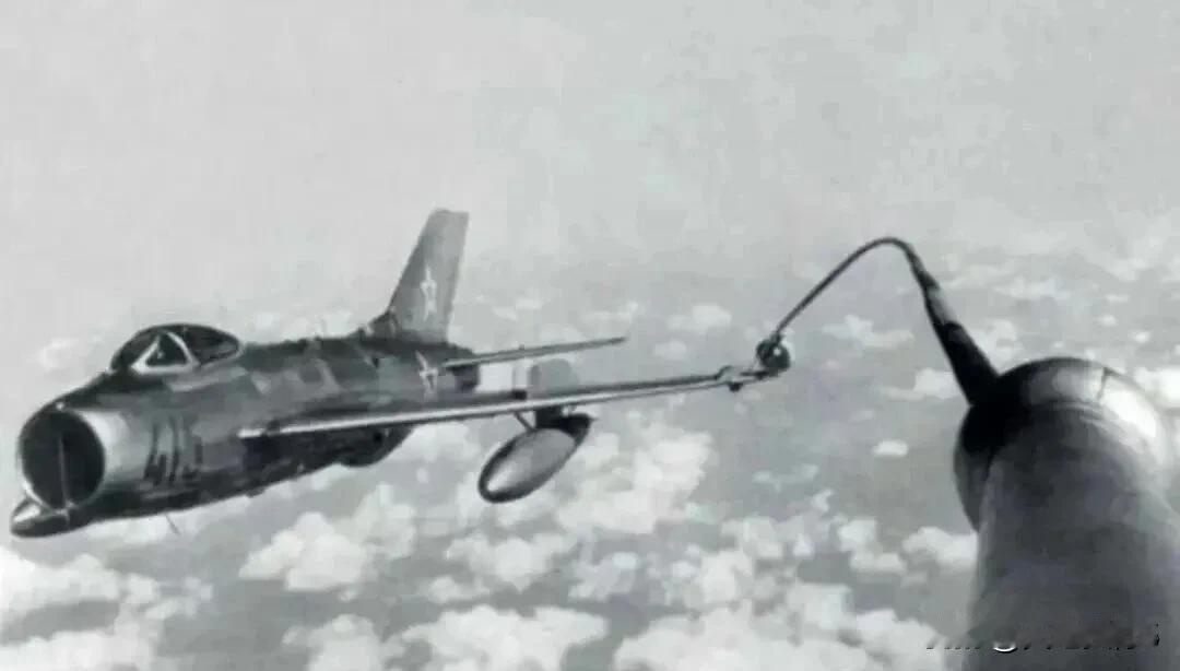 50年代，苏联空军的米格-19S战斗机正在进行翼尖空中加油，加油机是图-16加油