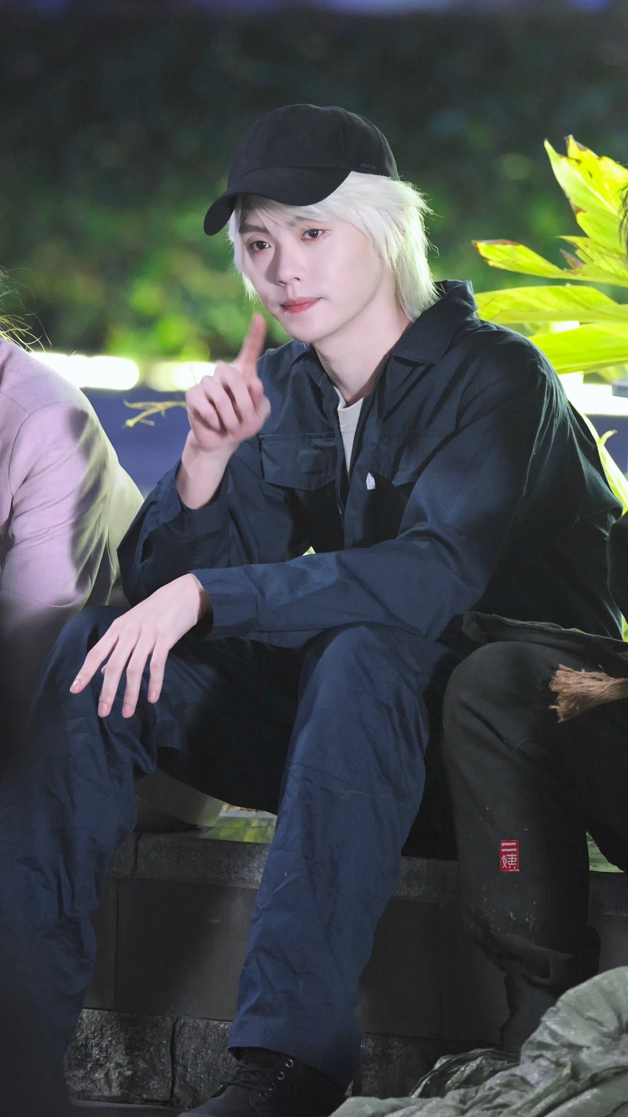 这个路透 此男就坐在那里也是帅的很有韵味 这个张七十也太养眼了~肖宇梁焕然新生x