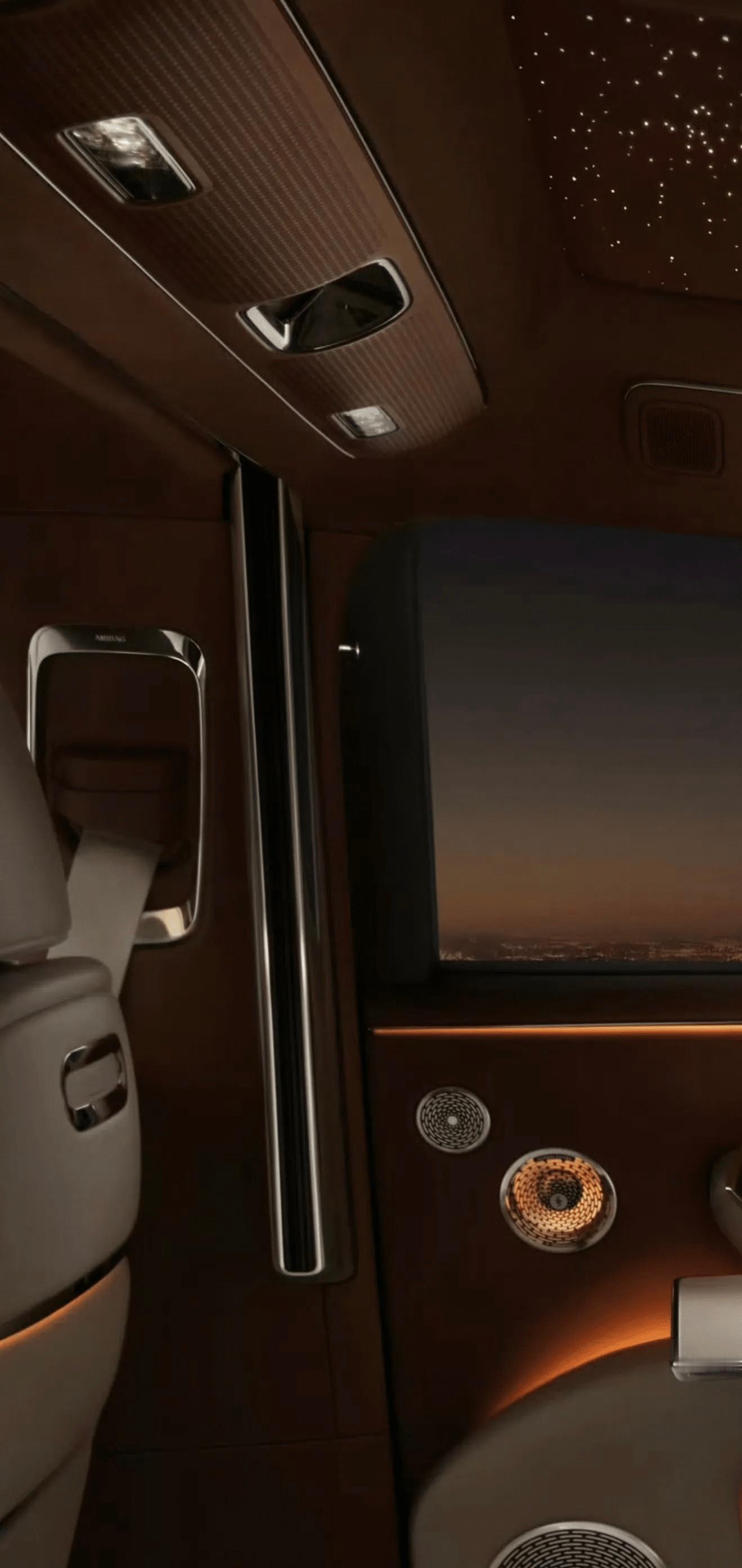 尊界43个扬声器，扬声器功率比轩逸动力还大，量大管饱。还是我妈说的对：没有花钱的