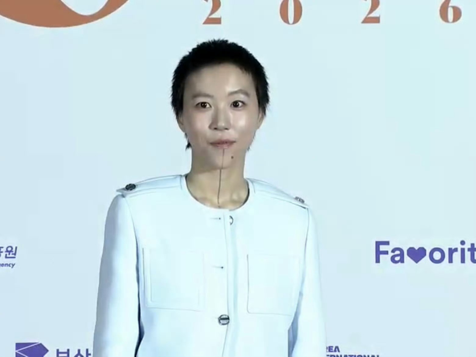 窦靖童纹身没遮没遮纹身也不是什么大不了的事吧，而且这个纹身还蛮酷的，感觉很符合她