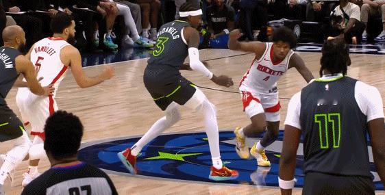 NBA赛场镜头之霍，这年轻人，核心能力如此之强啊，杰伦格林。
  第一剧本是隔扣