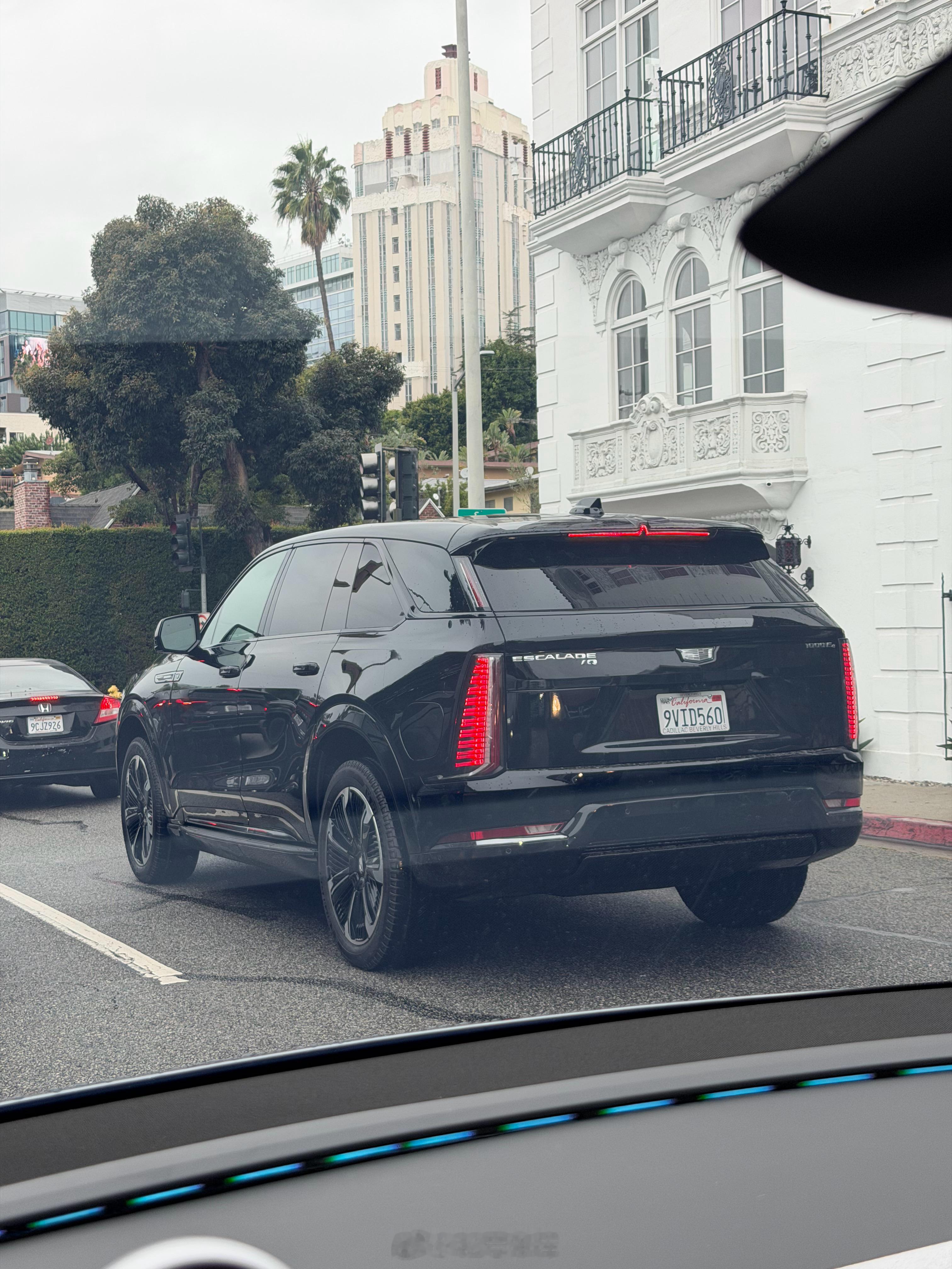 这纯电凯雷德在最近广州车展上看着就很大了，在老家美国看着也大。42how新能源汽