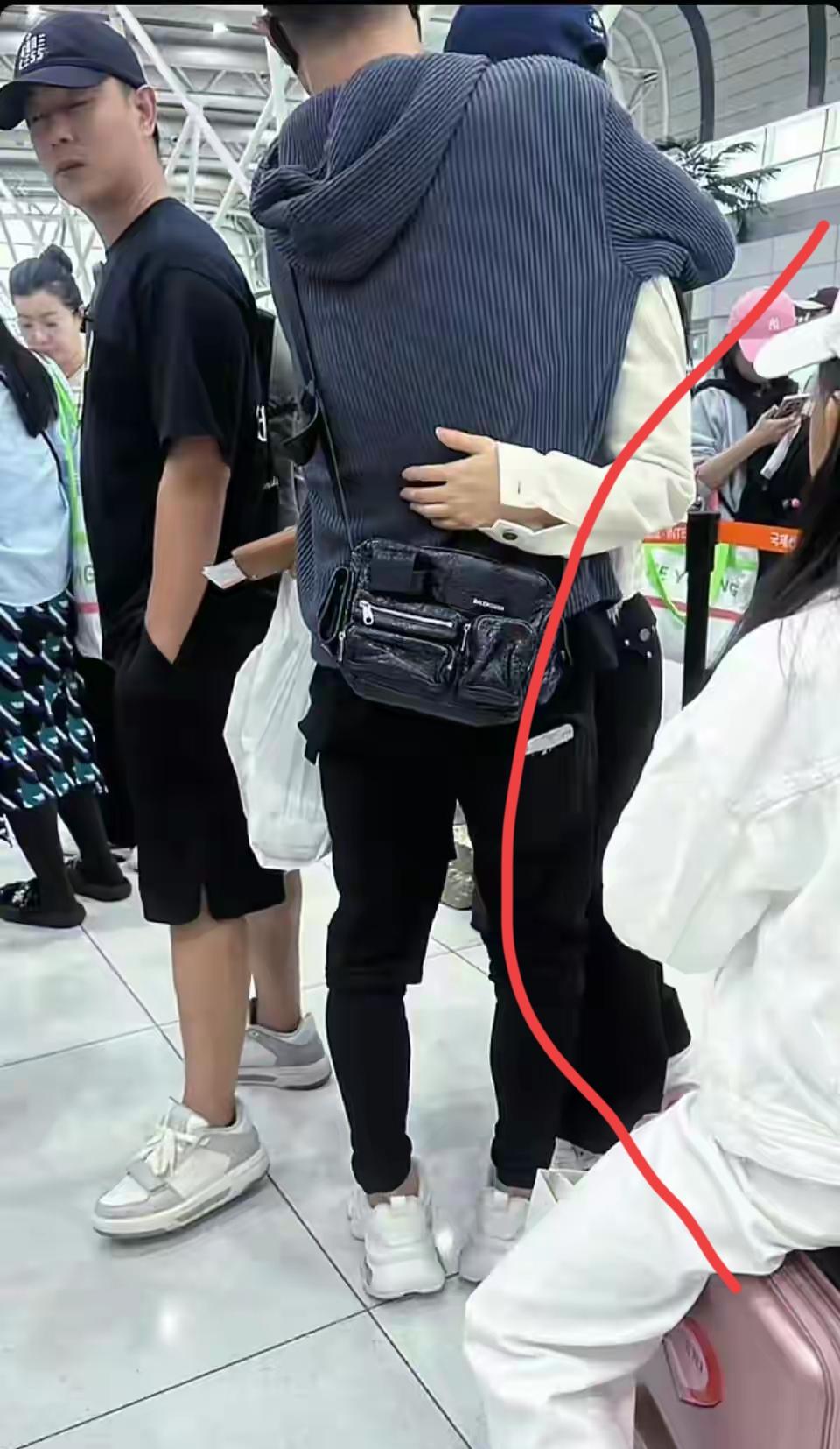 章子怡看到这估计后悔了，

不是后悔和汪峰离婚，

而是后悔当初为什么要把女儿分