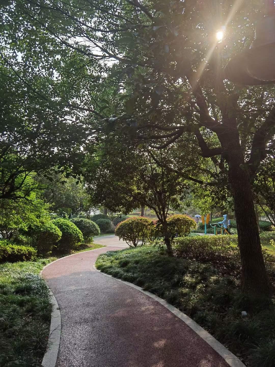 雷锋精神还要学吗？社会还有雷锋精神吗？

今天上班，听同事说起，哇，今天是3月6