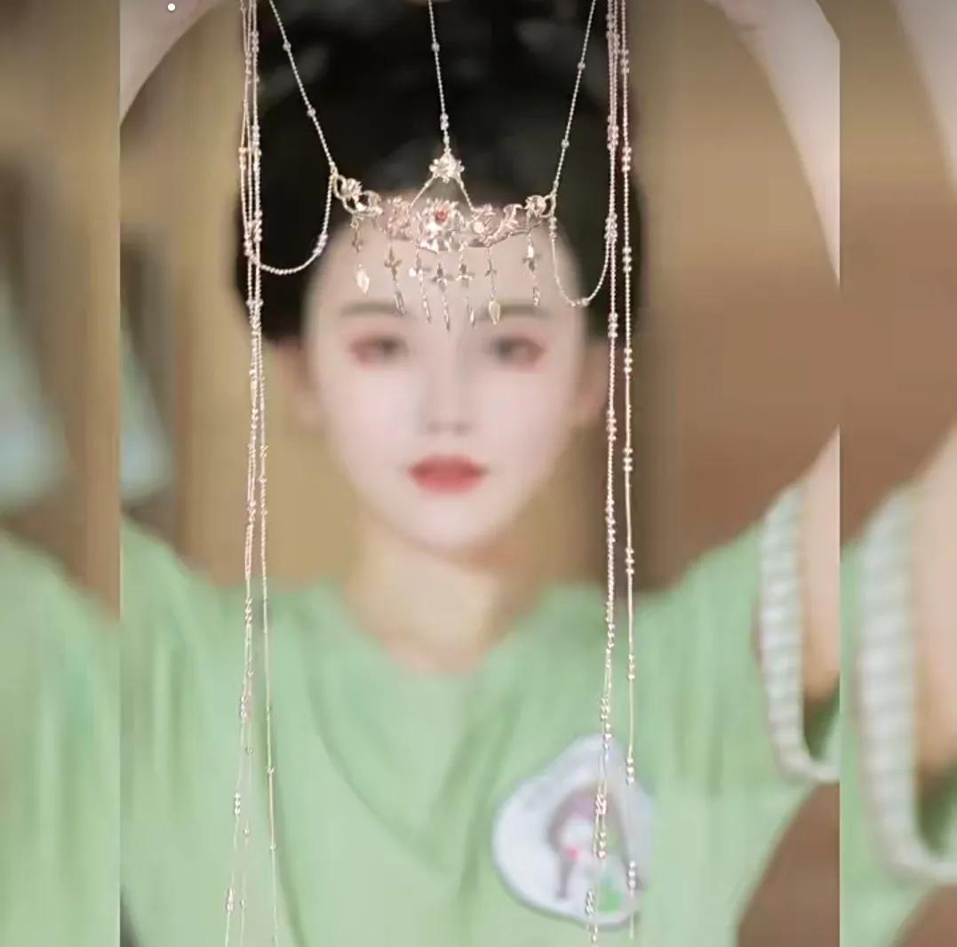 哎，受不了这种坠子，又不伦不类又麻烦，就没什么汉服底蕴和形制华夏妆造中基础的大气