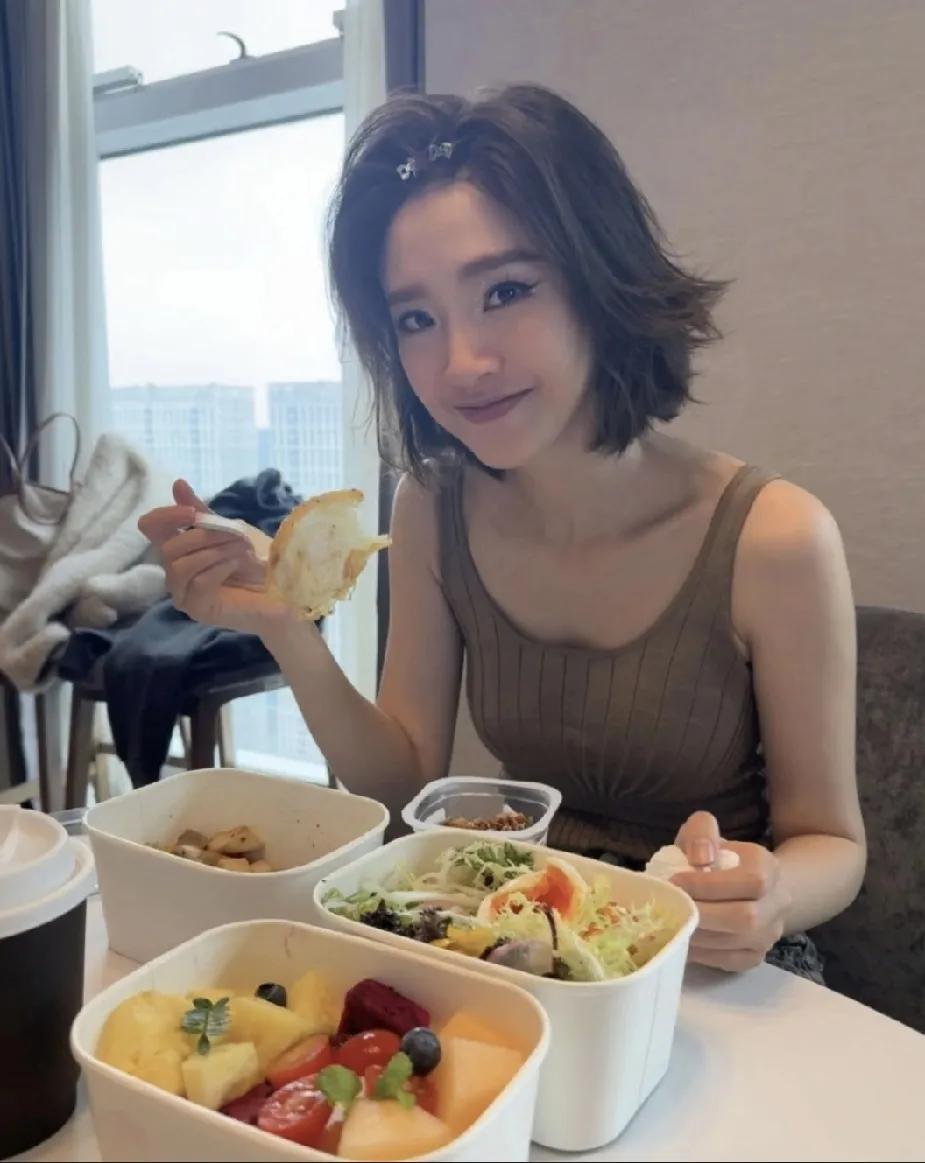 原来，演员也不是一般人能当的。
唐艺昕产后两个月不吃米饭，她说:“我每天吃肉，吃