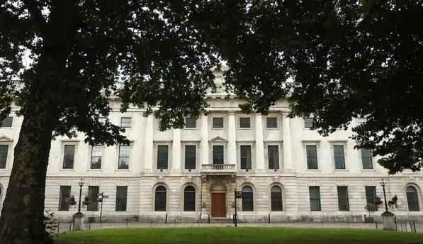 中国外交部发言人林剑表明，如果英国政府不批准中国在英国新建大使馆，中国将坚决维护