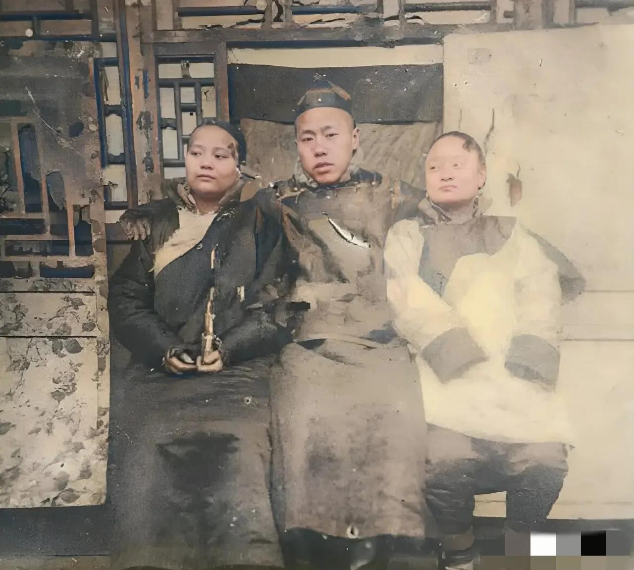 晚清时期，一位富家少爷，娶了一对双胞胎姐妹作为妻子和妾室，从照片中我们可以看到，