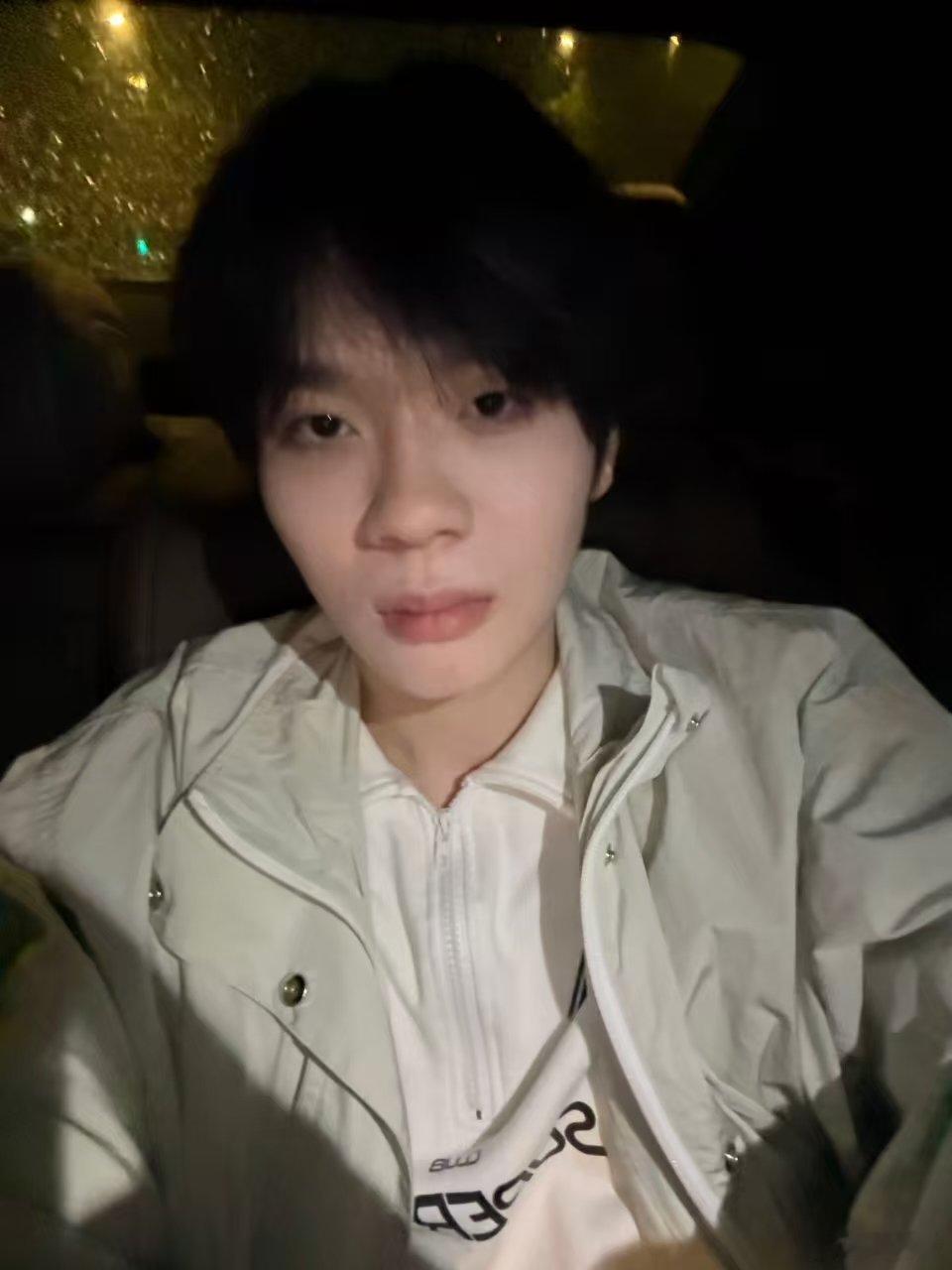 我要看看这短剧有多好看了，竟然拍这么晚。诚C下班自拍照 ​​​