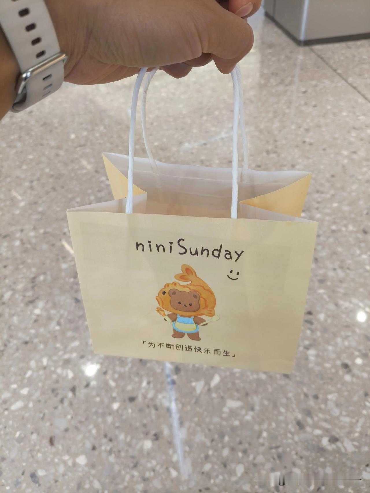 从来没有吃过鲷鱼烧，
在商场正好看到，
就买了一个。

说实话不便宜，
一个13