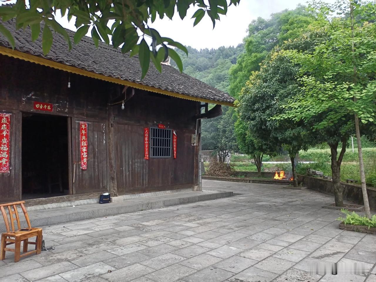 鹧鸪天·平安
（2025年5月11日）
莫道时光最可珍，平安快乐胜千钧。健康无价