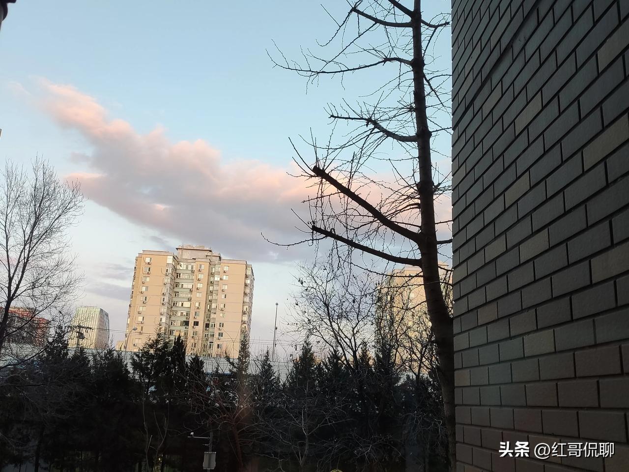 昨日徬晚天空多云，夕阳西下，晚霞很美！