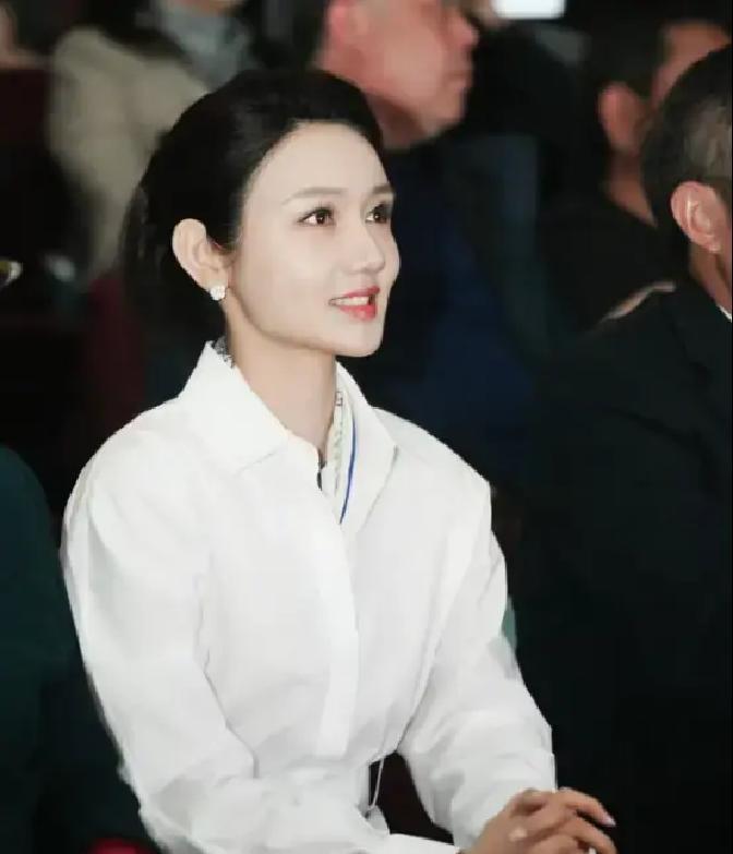 择偶只看脸？她偏不！
 
龙洋在《周末新花young》一句“灵魂得像撒贝宁”把热