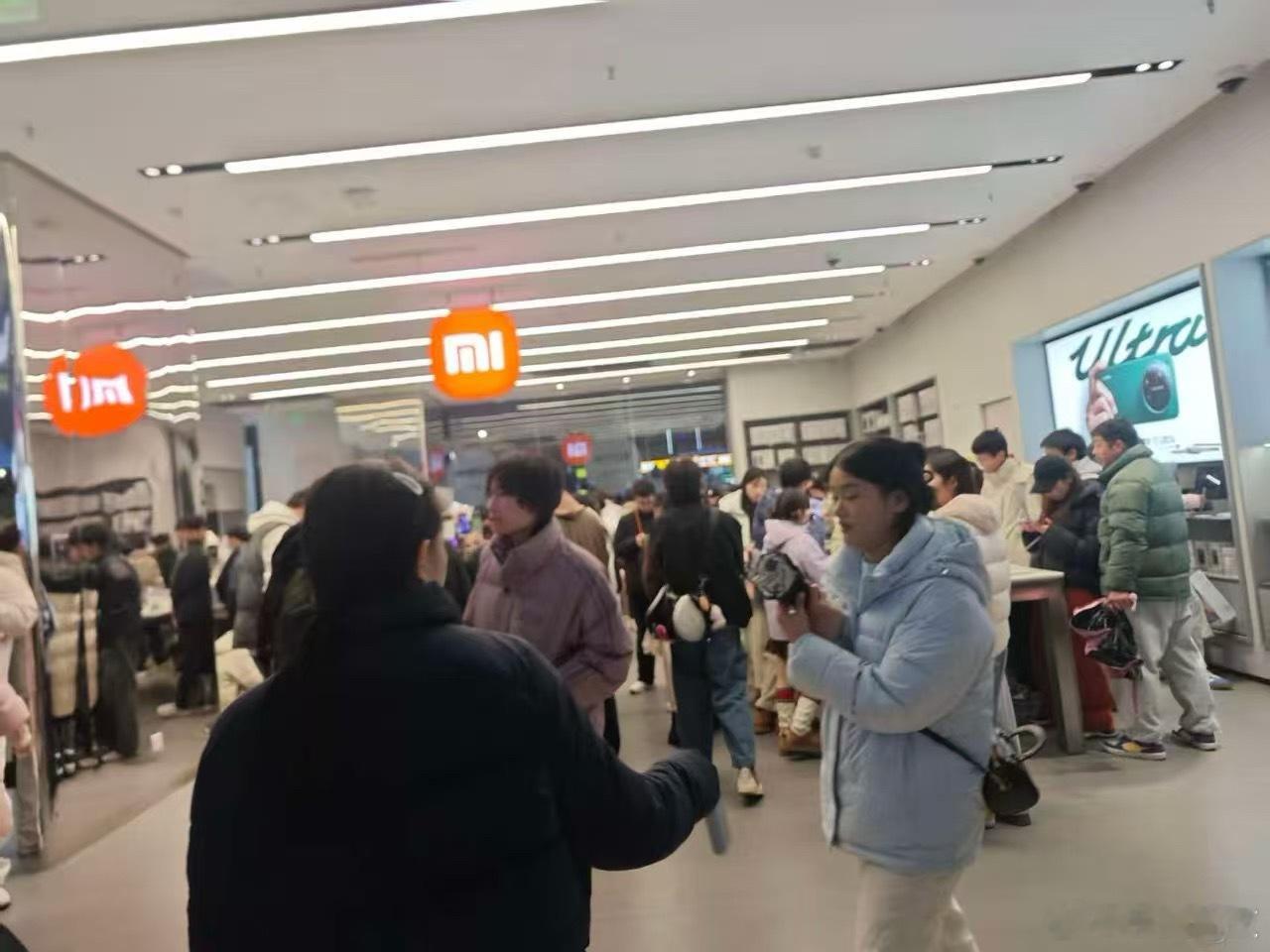 小米汽车12月交付量超5万台昨天提车的人巨多，交付中心爆满，几乎没有位置坐等，小