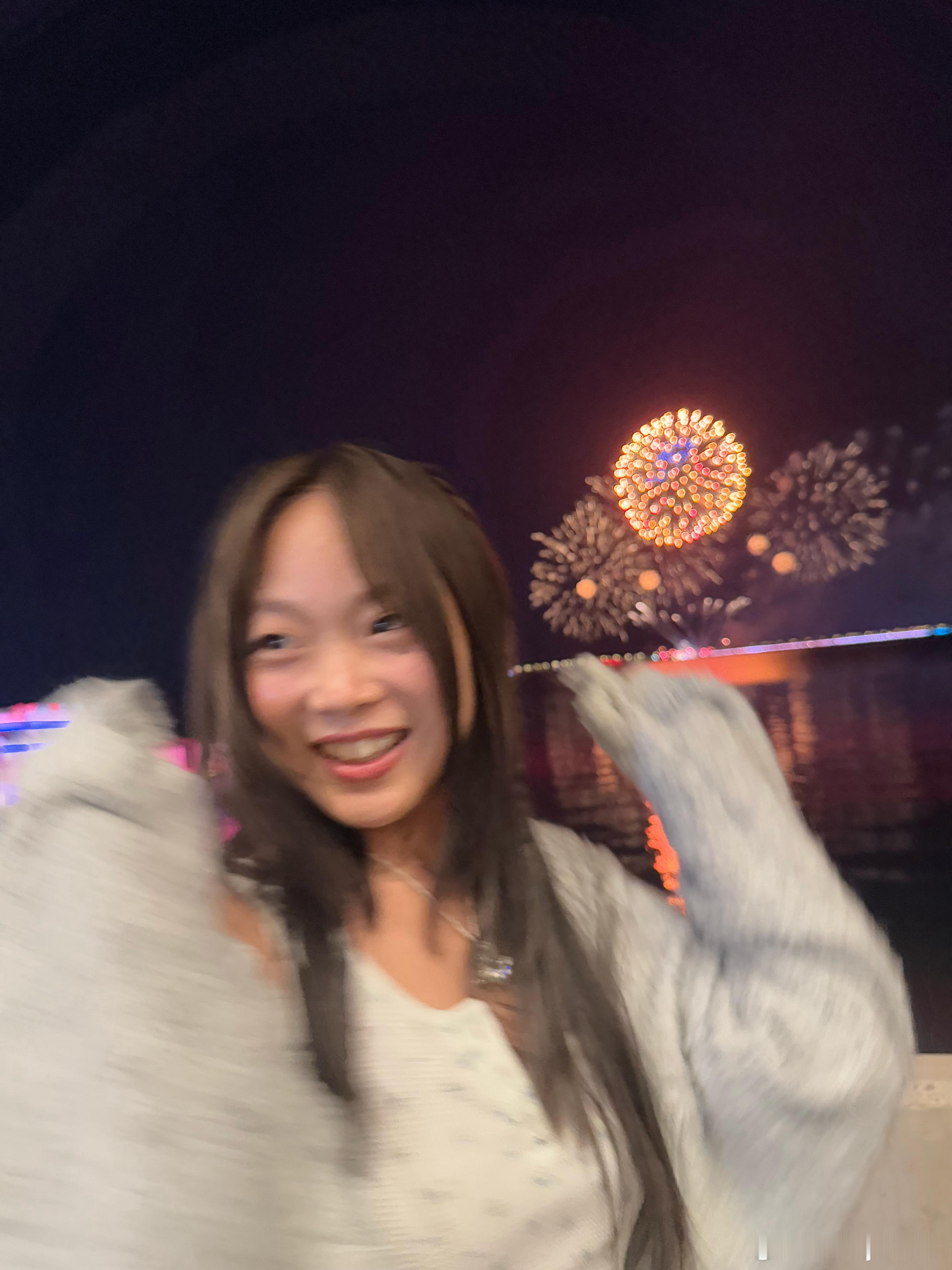 旁边还站着一个女孩儿叫团团我怎么知道她的名字？因为她说：“团团喜欢这个烟花。” 