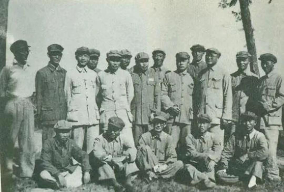 1975年，萧华上将在兰州吃饭，却被五六个地痞流氓挑衅，对方强硬的让萧华让座，萧