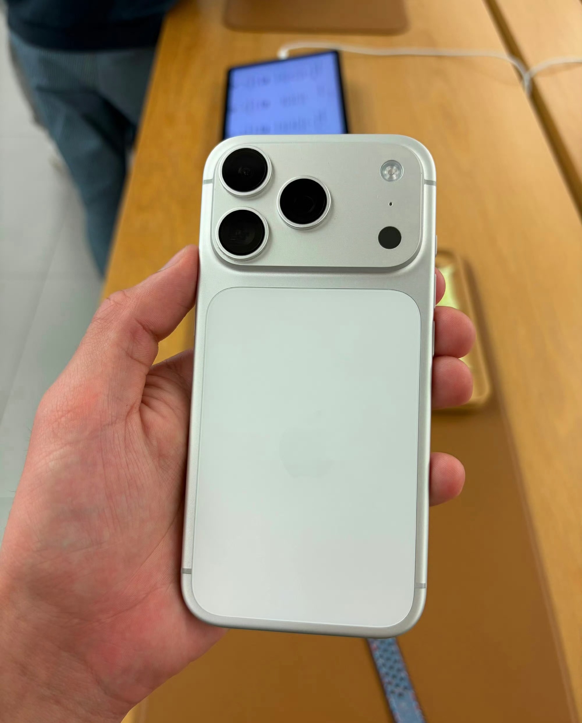发现身边入手了iPhone17pro/pro max的朋友，大部份都买了银色，你