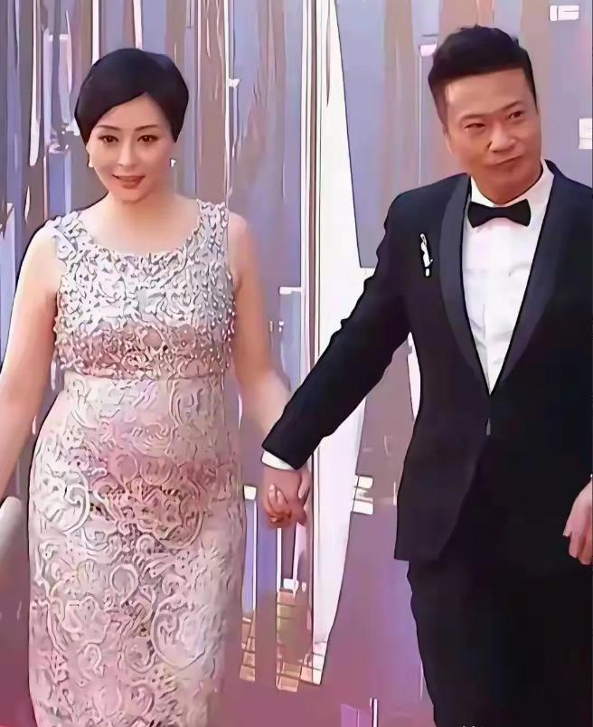 曾经的大美人，现在胖成水桶腰了，二人十指紧扣缓步前行，整体氛围温柔又甜蜜，汤盈盈