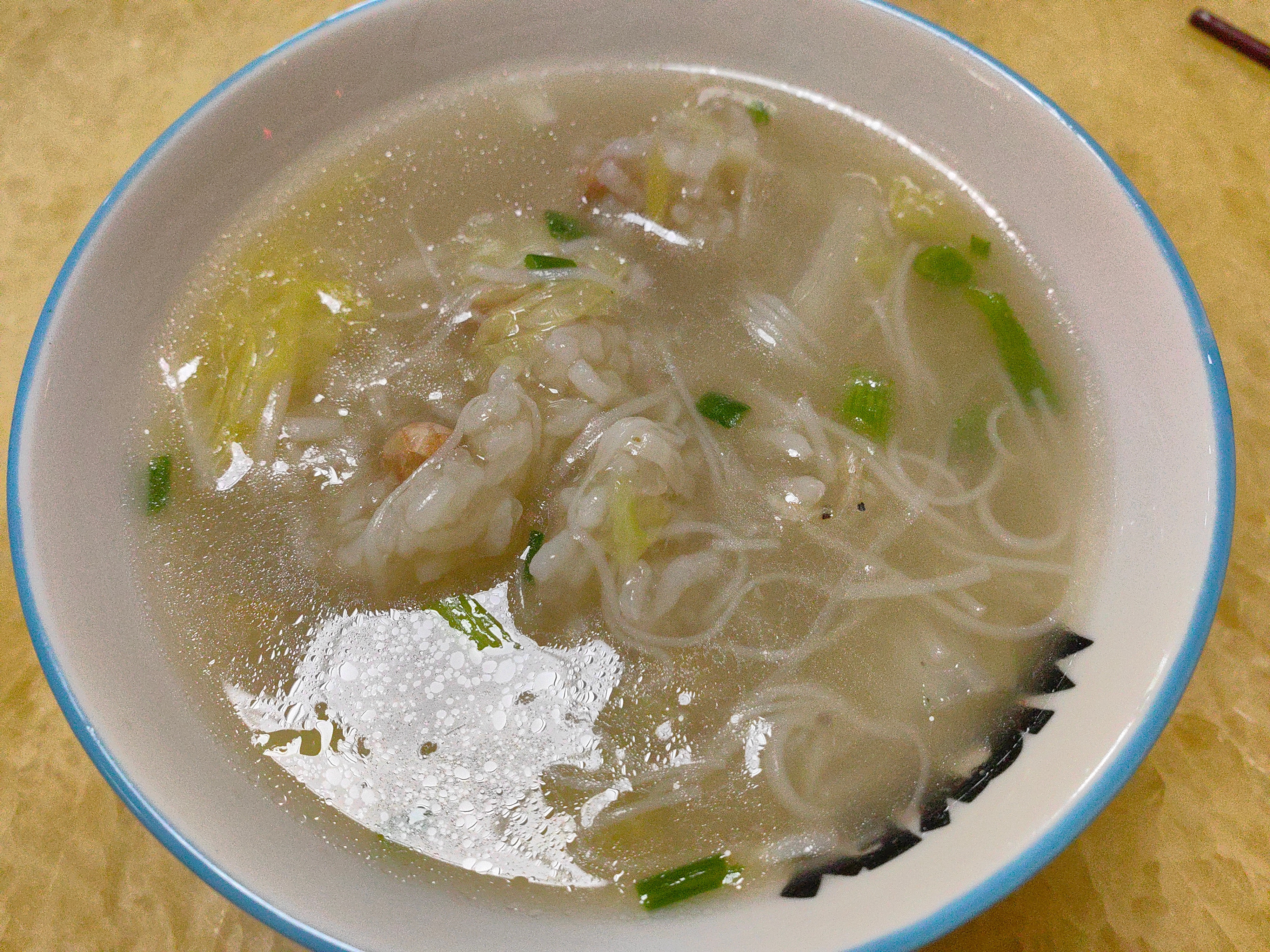 每日一餐分享粉粿。花生，地瓜粉，米粉，青菜，虾米。 