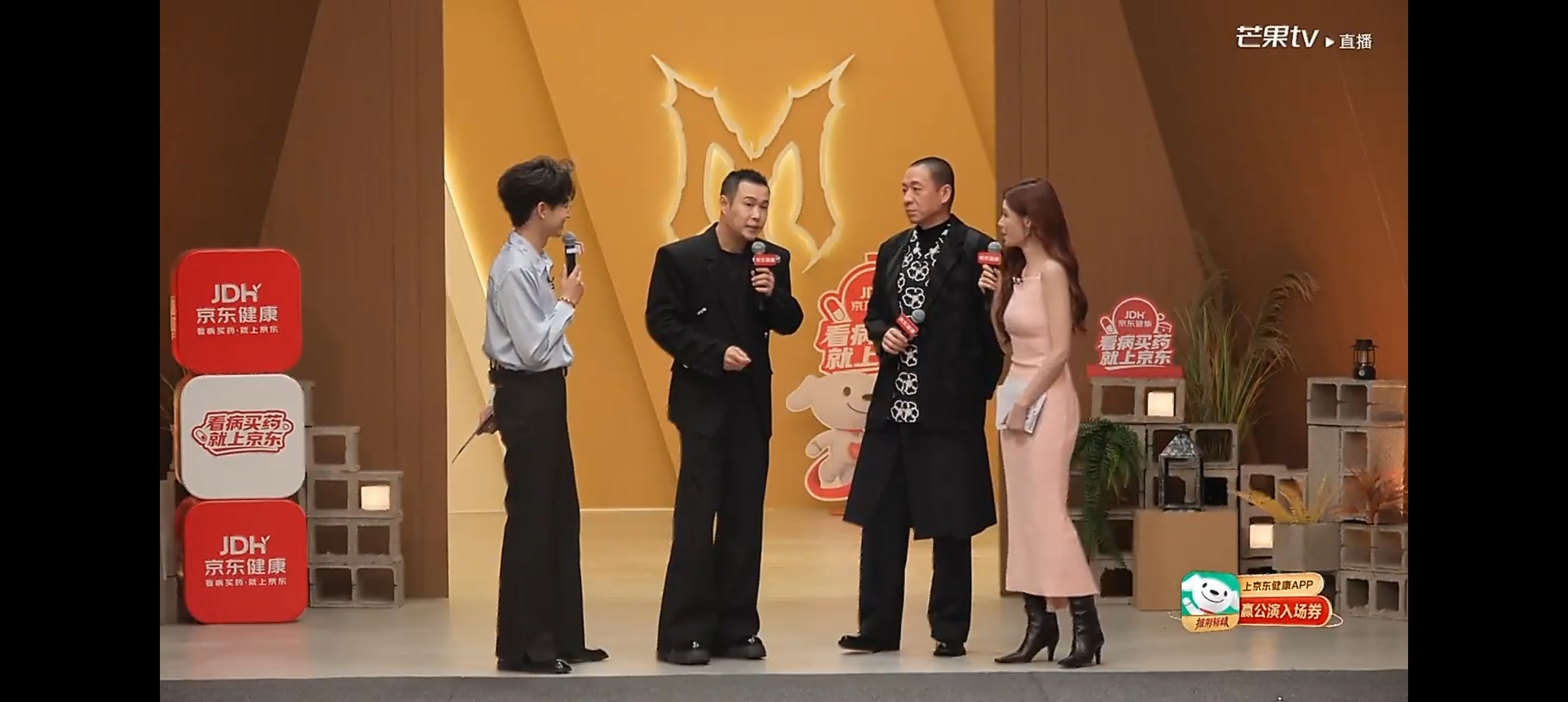 披荆斩棘直播小沈阳初舞台的歌是沈佳润选的 小沈阳自己选了几首歌，最后还是听女儿的
