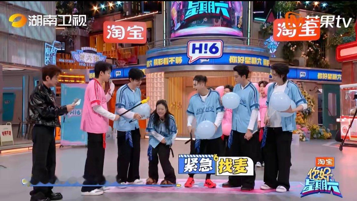 万妮达话筒怎么忘兜里了 “A 歌 B 唱” 抢答赛太拼了！万妮达急着答题，把兜里