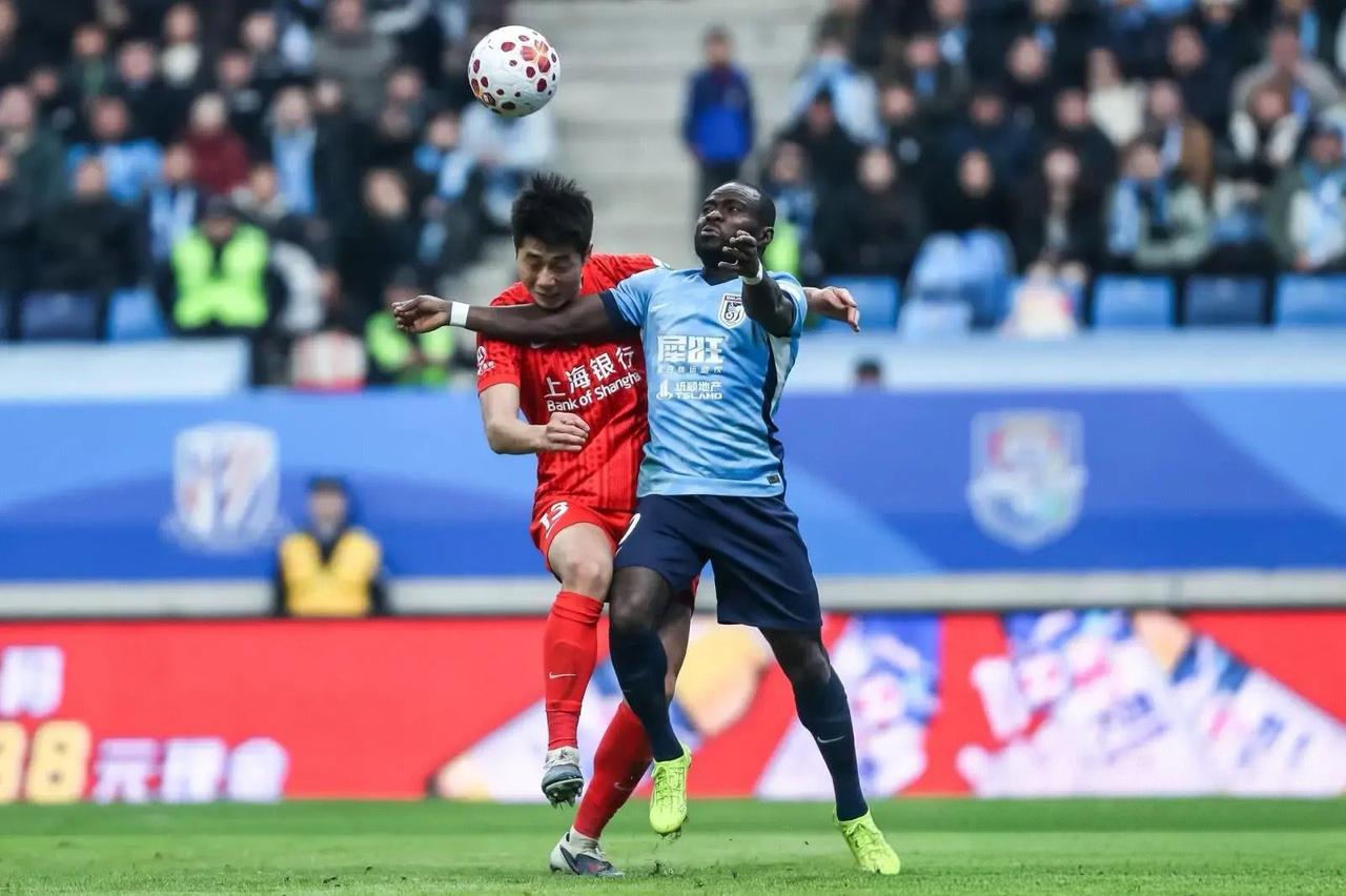 中超冠军就这？
大连英博主场1-0击败卫冕冠军上海海港，结束了新赛季两连败，马莱