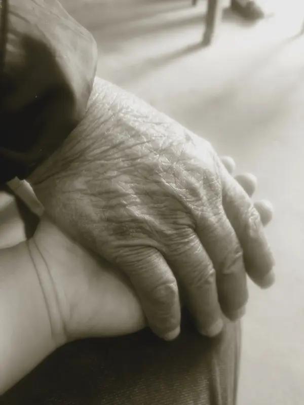 人这一生，亏欠最多的人就是父母。小时候，他们省吃俭用，为我们的吃穿用度、读书上学