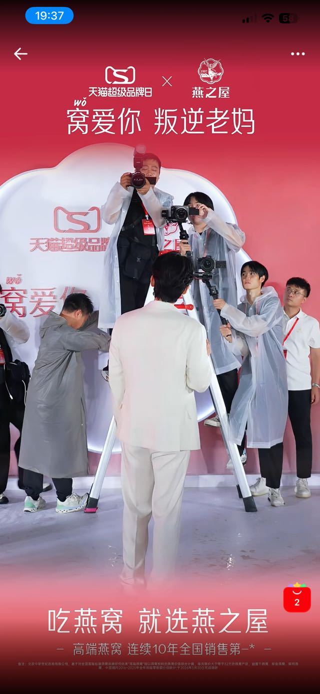 他对着工作人员说“地上有水 小心地滑 ᡣ𐭩” 