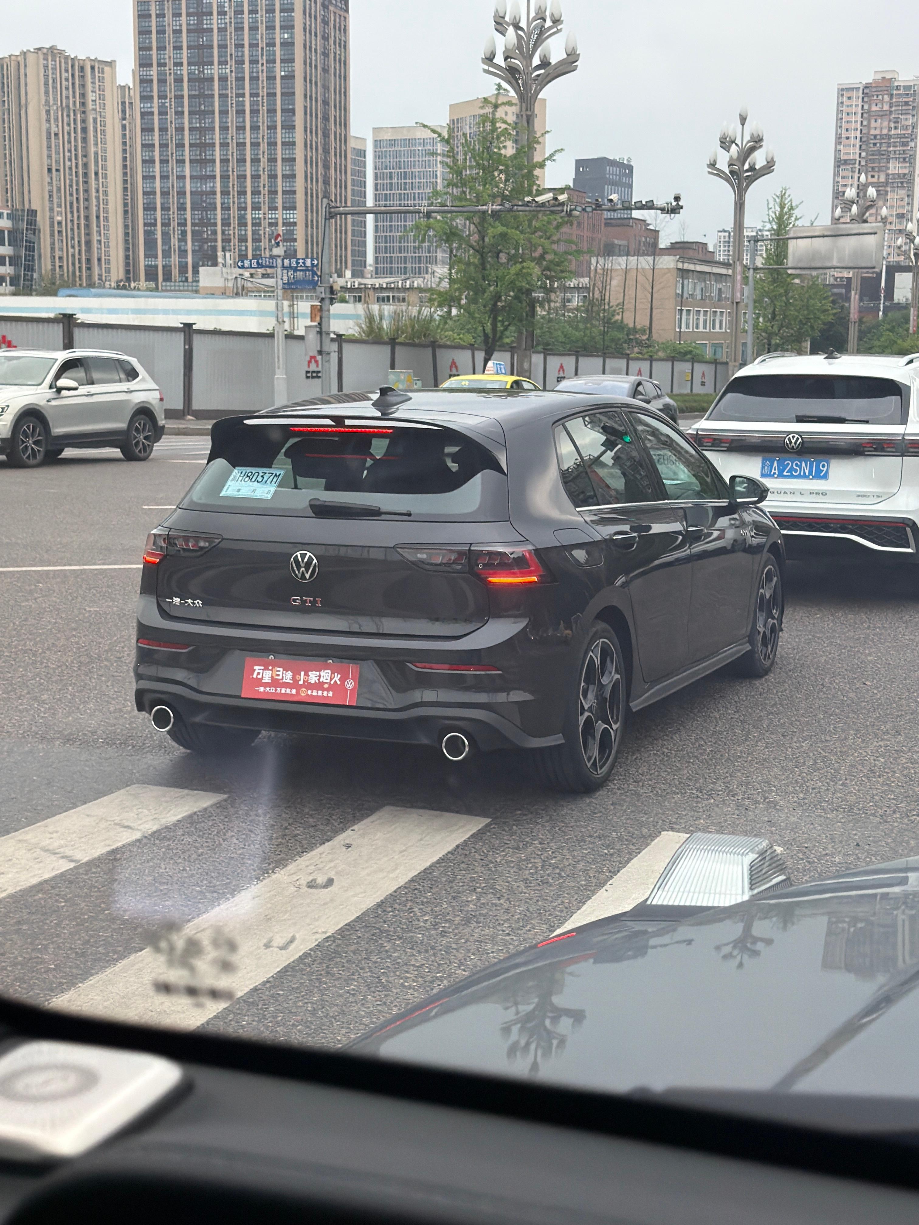 路上偶遇新款GTI、太帅了、有没有人喜欢这个车？