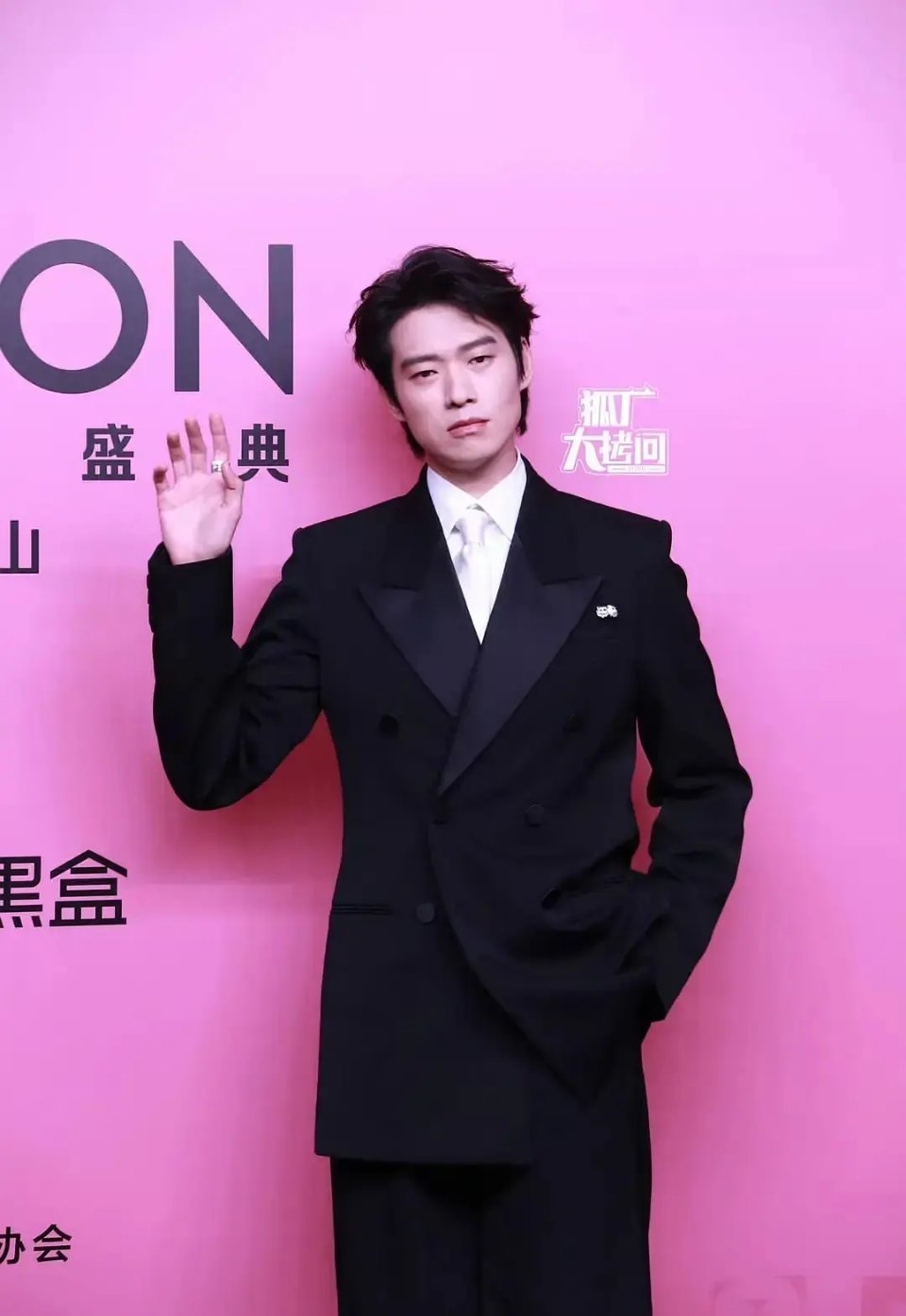 魏大勋太帅了，忧郁王子一样的男人 ​​​