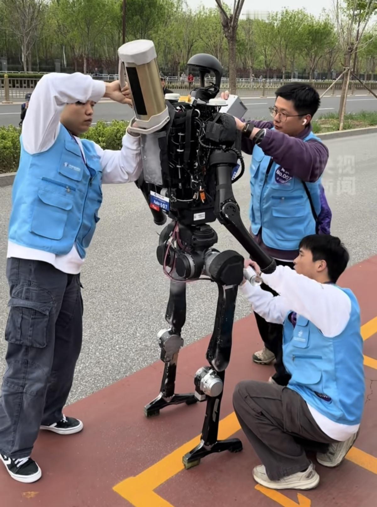 参加马拉松的半马机器人，中途还要进行“补给”。这是让他吃饭吗？当然不是，但要给他