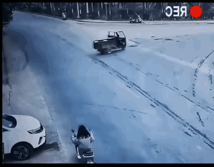 没有红绿灯的十字路口，车祸猛于虎

      不管走路，骑行，还是开车在经过没