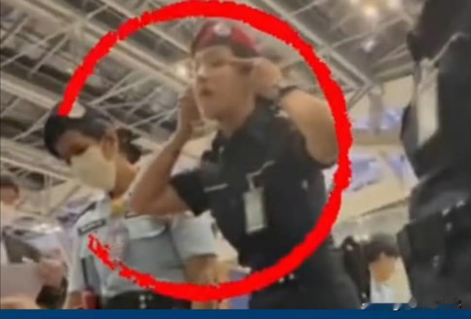 交涉过程里，机场安保还对着滞留游客做出极具侮辱性的拉眼角眯眯眼动作，赤裸裸的种族