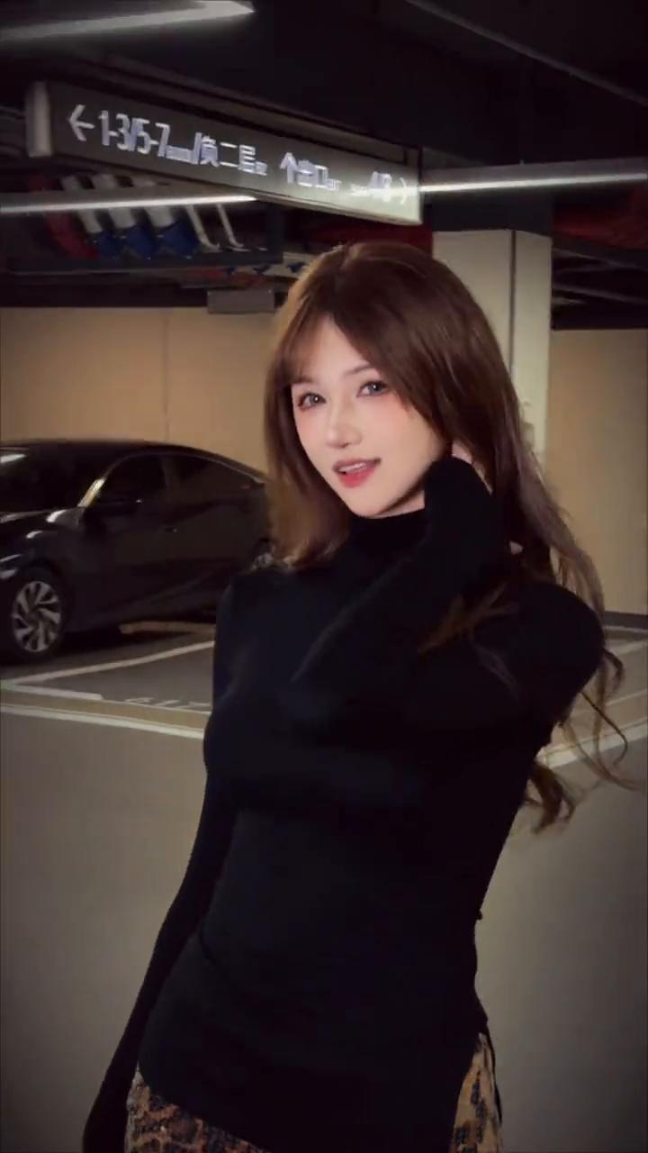 都给我往后稍一稍，没事只要联系我。大哥大，没信号，小皮圈，大波浪，他们身上的香。