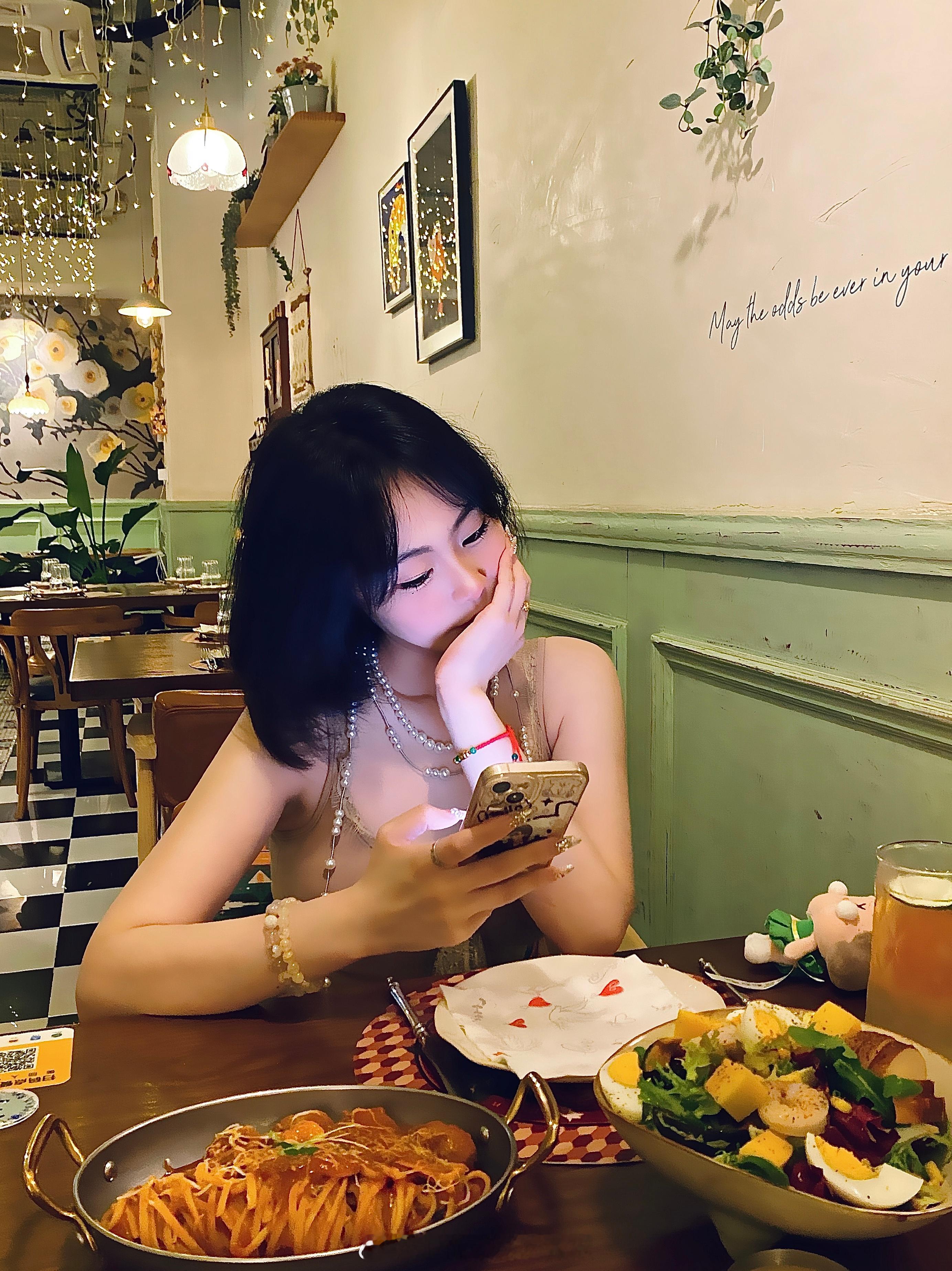 - ʚ🧸ྀིɞ          - 香芋剁成泥 汉堡可乐放入杯中 香泥乐堡杯