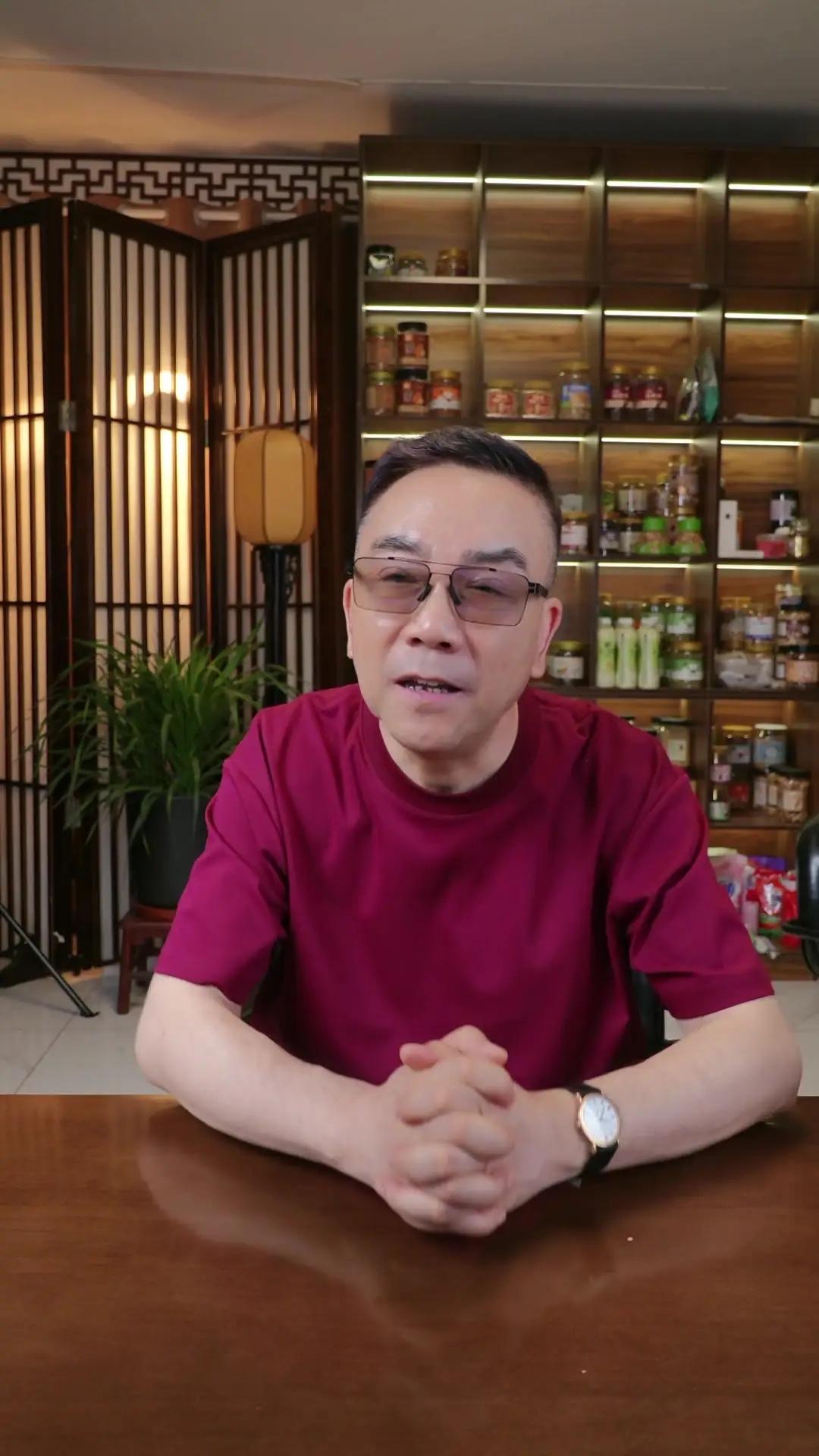 杨议这回直播可真是捅了马蜂窝！一句“于谦也配在相声圈混”扔出来，就像往滚油锅里倒