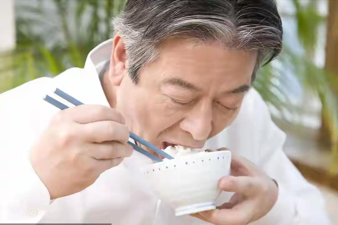 “控糖=戒饭戒水果？医生一句大实话，让30万糖友瞬间破防：原来吃错比不吃更可怕！