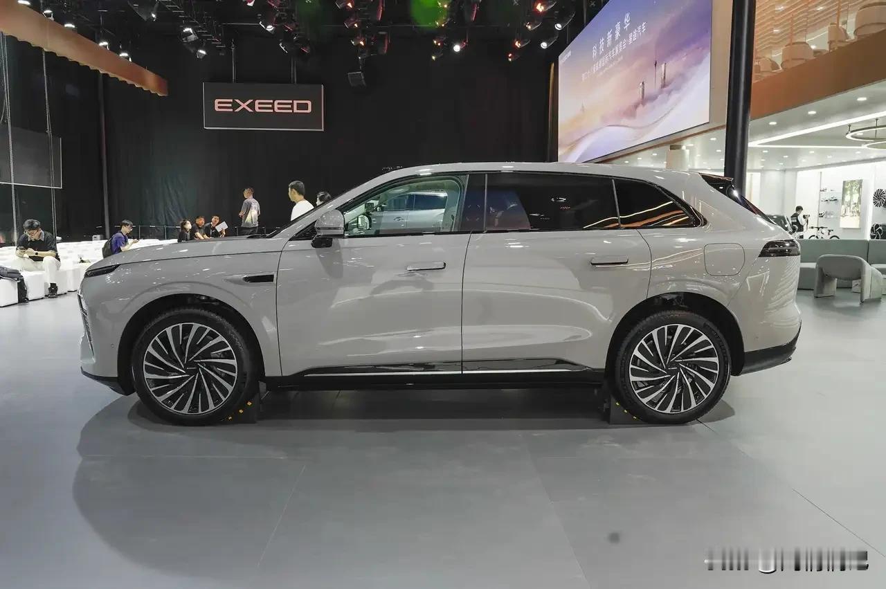 星纪元ET提车分享：豪华大五座，家用SUV的天花板！

最近家里添丁，原来的车实