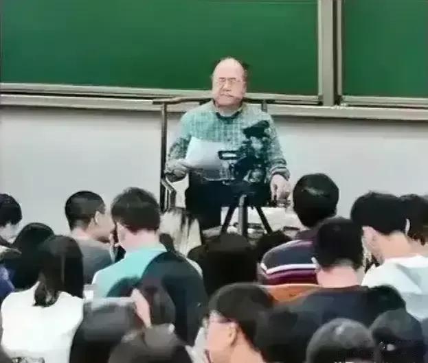 老莫在北京大学演讲据说“座无虚席热闹非凡”，老莫讲述【吃煤块】的感觉（闭着眼）（