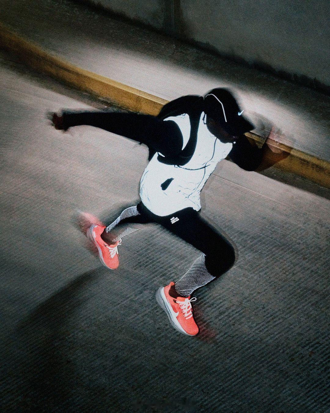 Nike 耐克新一季的防狗仔上衣又出来了。#耐克# #反光# ​​​