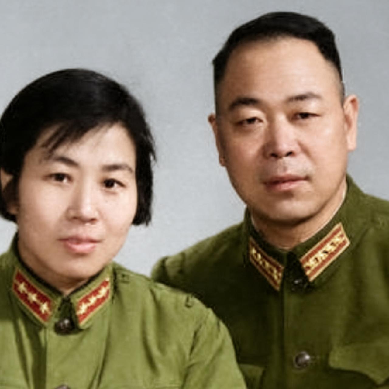 60年代，徐湖平的老首长，岳振华和妻子李德序‌，一张罕见的留影，值得一提的是他们