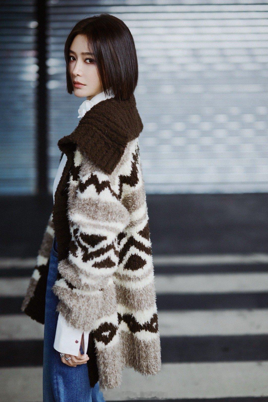 又被秦岚的美貌击中了！软糯的针织毛衣衬得她格外温柔，那抹温暖的笑容仿佛能驱散所有