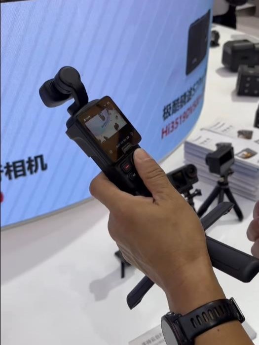 最近在 AWE 展会、飞宇稳定器官方小红书、公众号和微博都刷到了飞宇 Feiyu