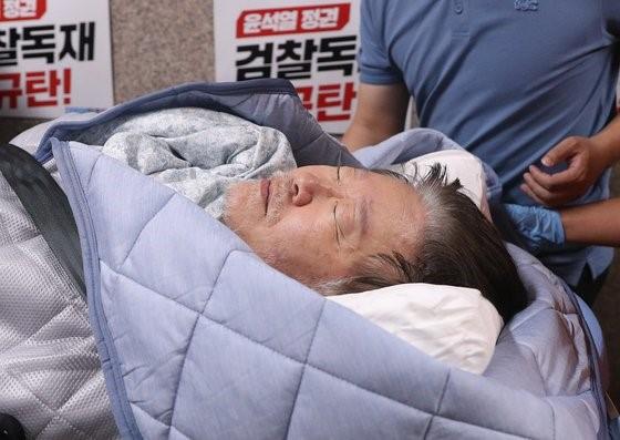 他能绝食多少条？


韩共同民主党代表李在明在绝食过程中健康状况恶化于18日被送