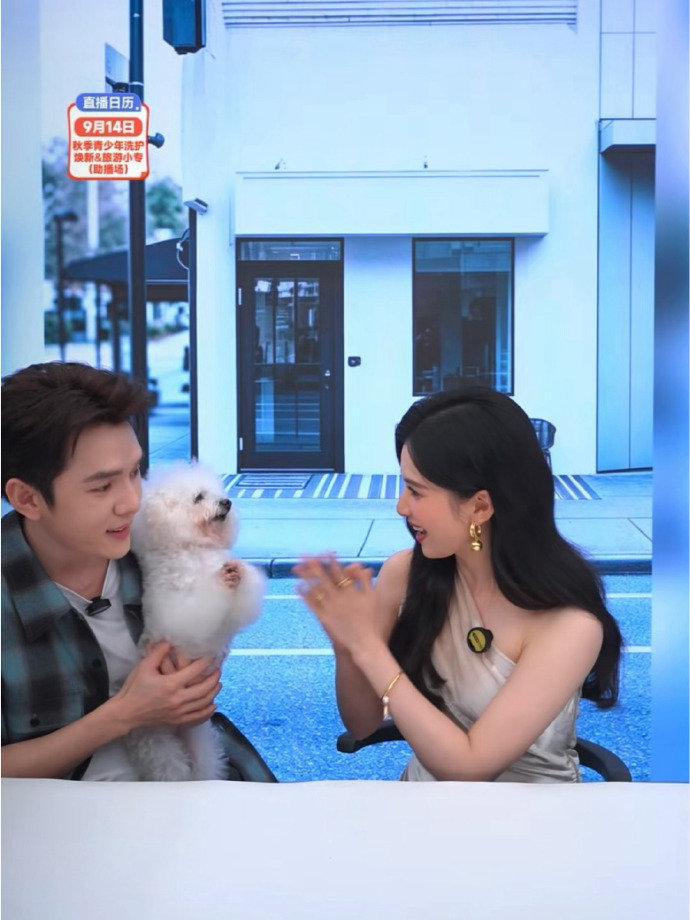 张婧仪和小狗互相拜拜 张婧仪在直播时和小狗互相拜拜，可爱到想原地转圈[拜托][拜