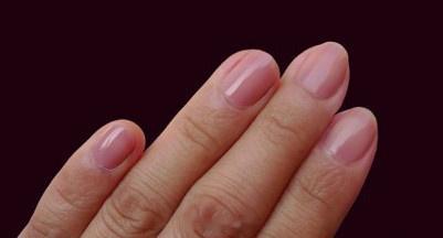 【指甲上的8个冷知识】1.指甲每个月平均生长3.5毫米。2.指甲上的白斑并不表明