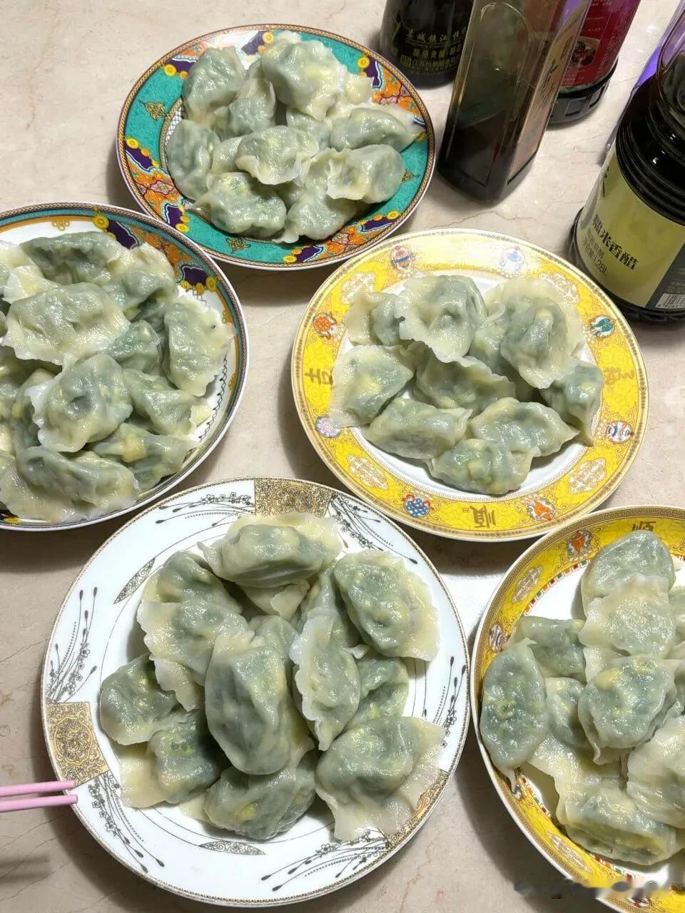 在家做饺子，那幸福感真是爆棚！就说上次中秋，我自己在家包饺子，过程虽然有点小繁琐