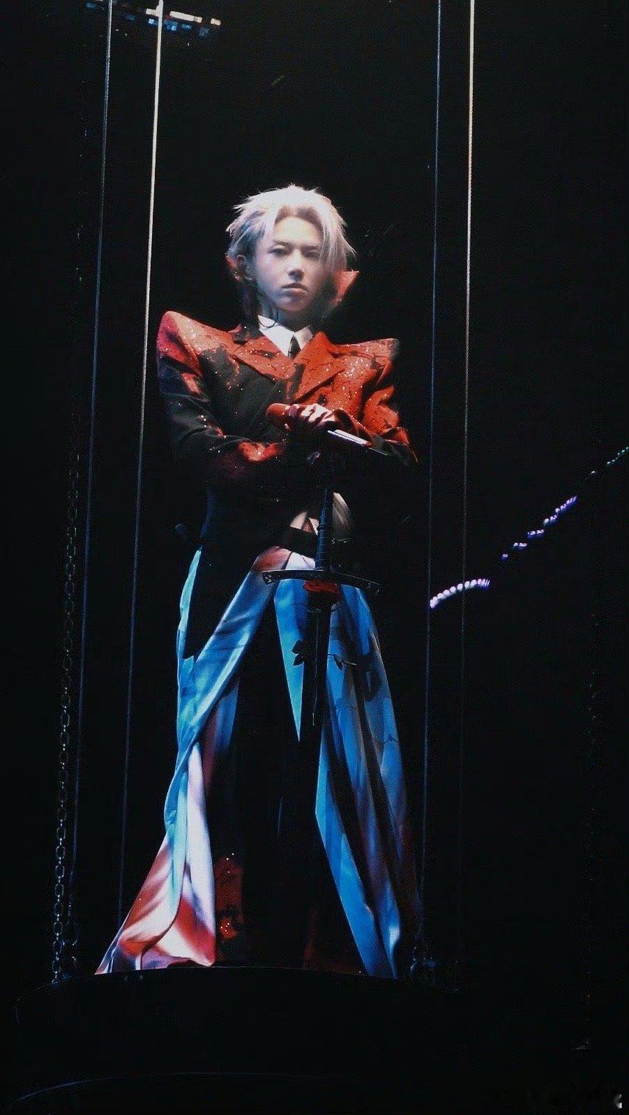 华晨宇玫瑰权杖夯爆了 从音乐到造型，华晨宇始终致力于构建一个完整、自洽的艺术宇宙