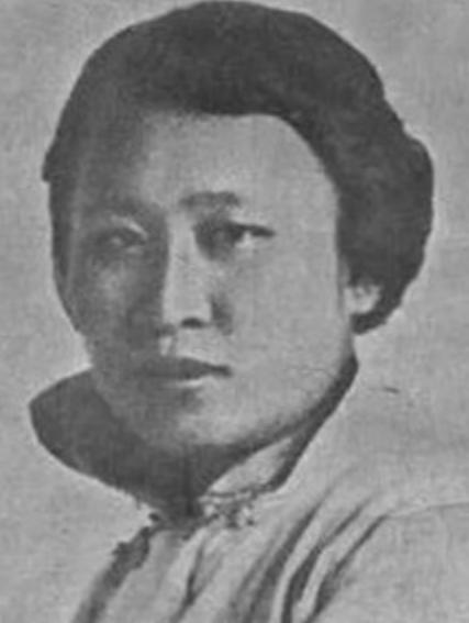 1941年，头号女汉奸陈璧君在饭店用餐，突然想要小解。她也不去厕所，直接命女宾把